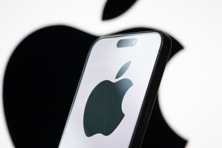 apple-on-phone